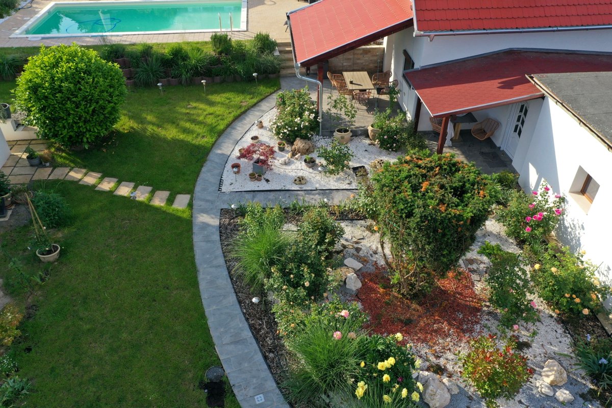 KisHaz and BorPincHaz garden and pool access